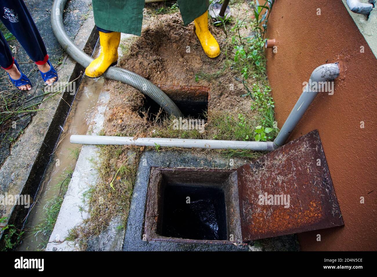 Vider la fosse septique. Le nettoyage et le déblocage de drain obstrué  Photo Stock - Alamy