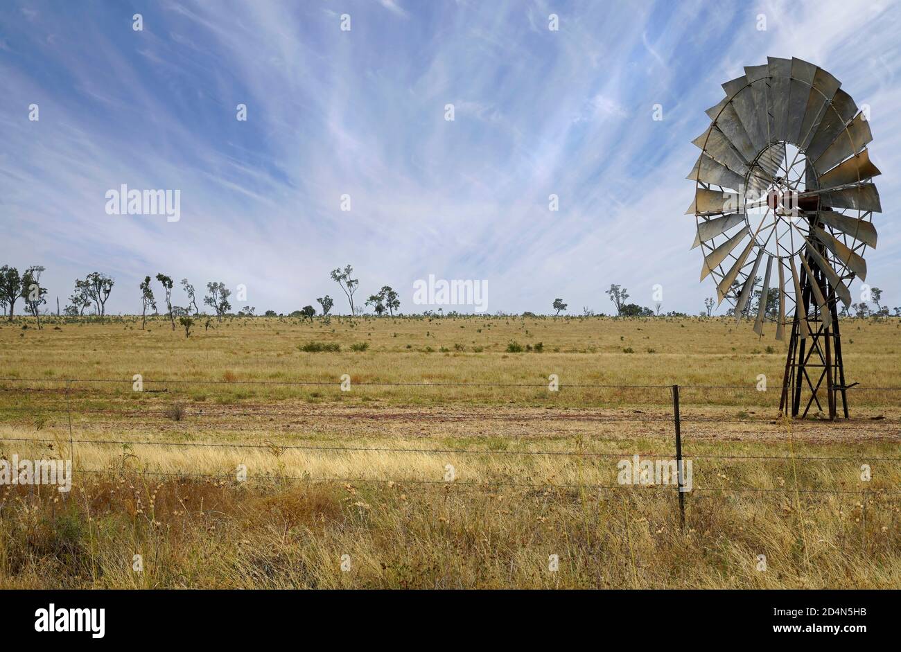 Un moulin à vent dans le Queensland Australie avec des nuages venteux Banque D'Images