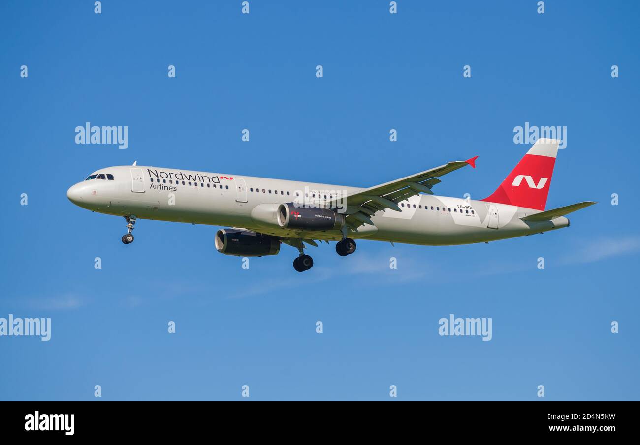SAINT-PÉTERSBOURG, RUSSIE - 08 AOÛT 2020 : Airbus A321-200 (VQ-BRL) de la compagnie AÉRIENNE NORDWIND en gros plan contre le ciel bleu Banque D'Images