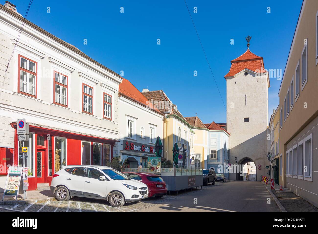 Retz : porte de la ville de Znaimertor, musée Bürgerspital (à gauche) à Weinviertel, Niederösterreich, Basse-Autriche, Autriche Banque D'Images