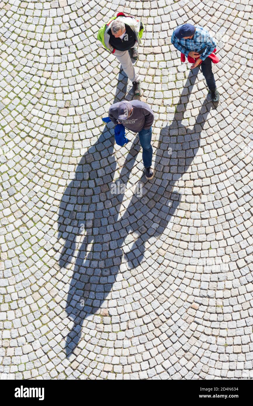 Retz: 3 personnes marchant, ombres à Weinviertel, Niederösterreich, Basse-Autriche, Autriche Banque D'Images