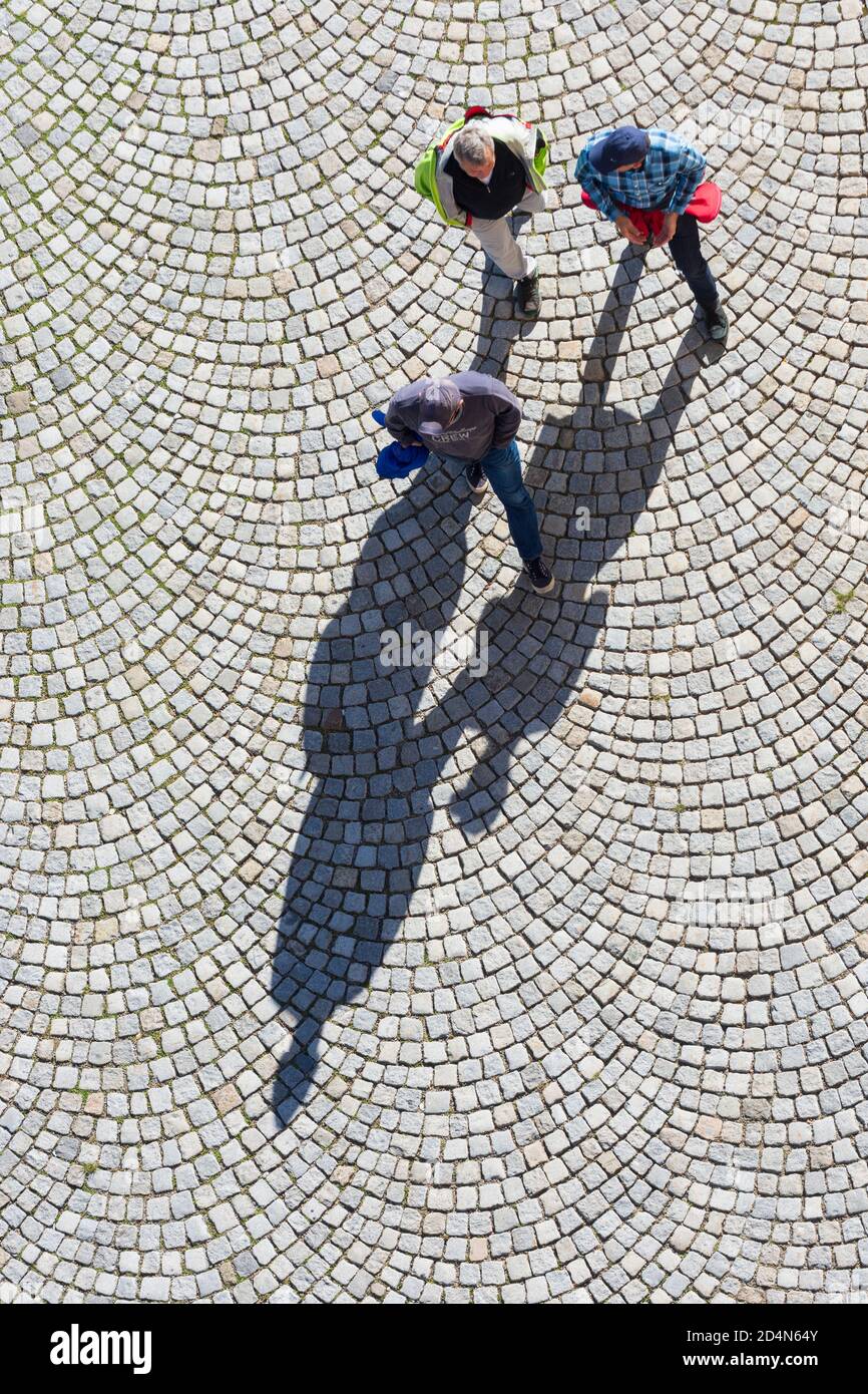 Retz: 3 personnes marchant, ombres à Weinviertel, Niederösterreich, Basse-Autriche, Autriche Banque D'Images