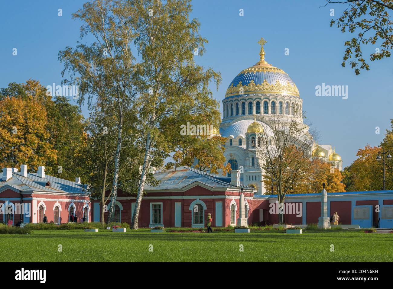 Le jour de septembre ensoleillé sur le territoire de l'Amirauté de l'empereur Pierre le Grand. Kronshtadt, Saint-Pétersbourg, Russie Banque D'Images
