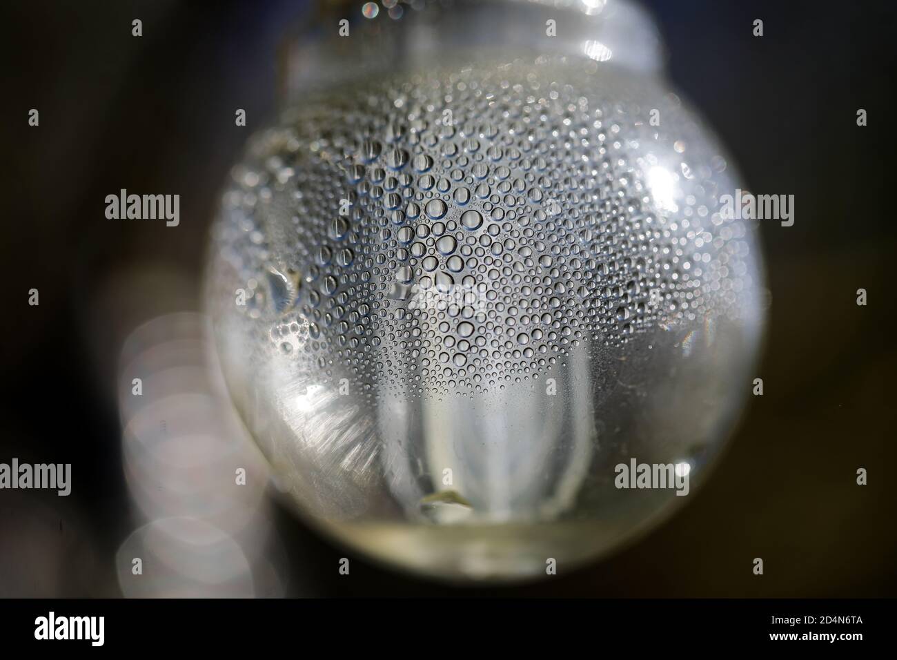 Détails avec gouttes d'eau de condensation à l'intérieur d'une lumière solaire ampoule Banque D'Images