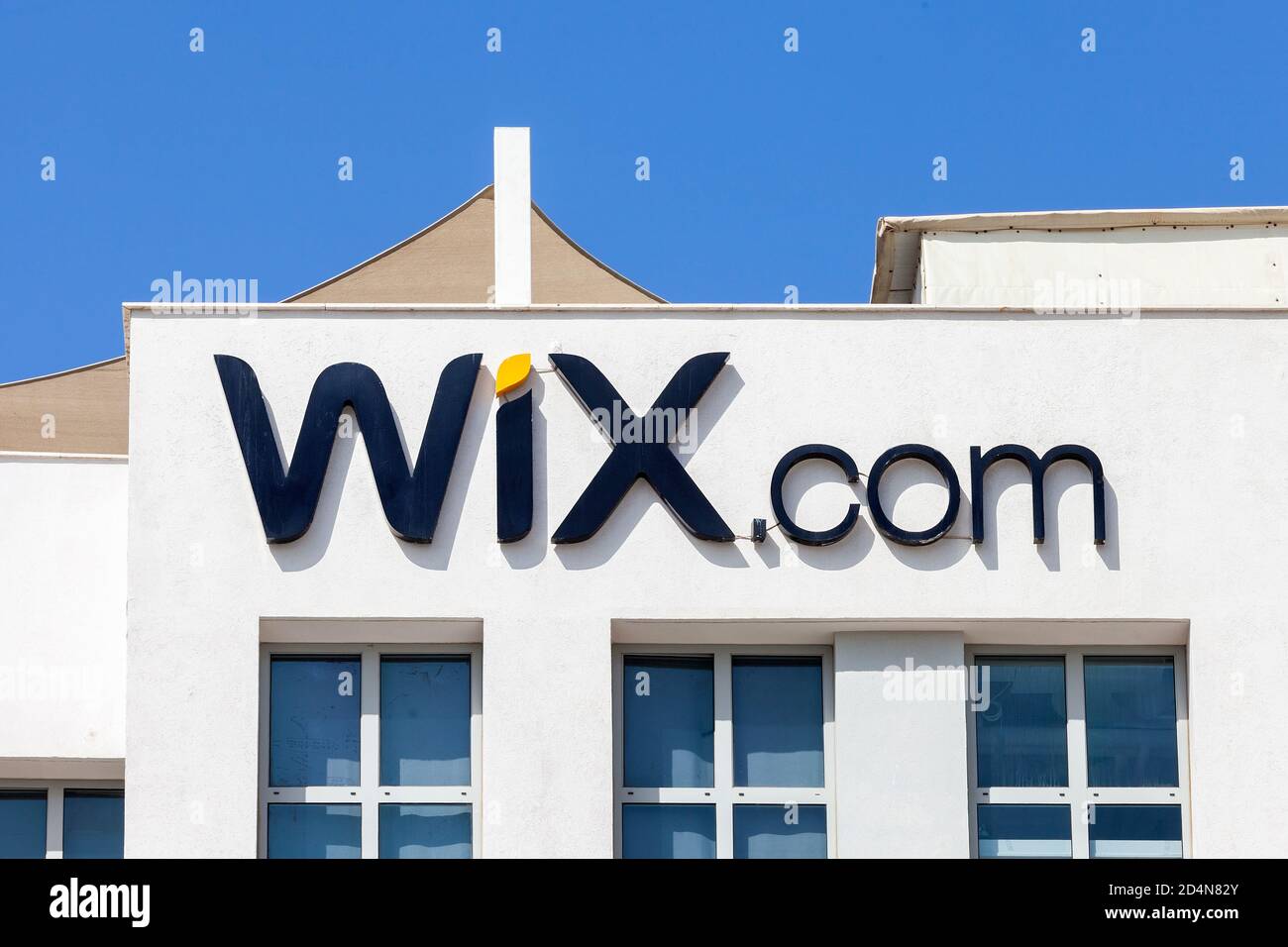 Logo WiX sur un bâtiment d'entreprise à ciel bleu en arrière-plan, au centre de tel Aviv. Banque D'Images