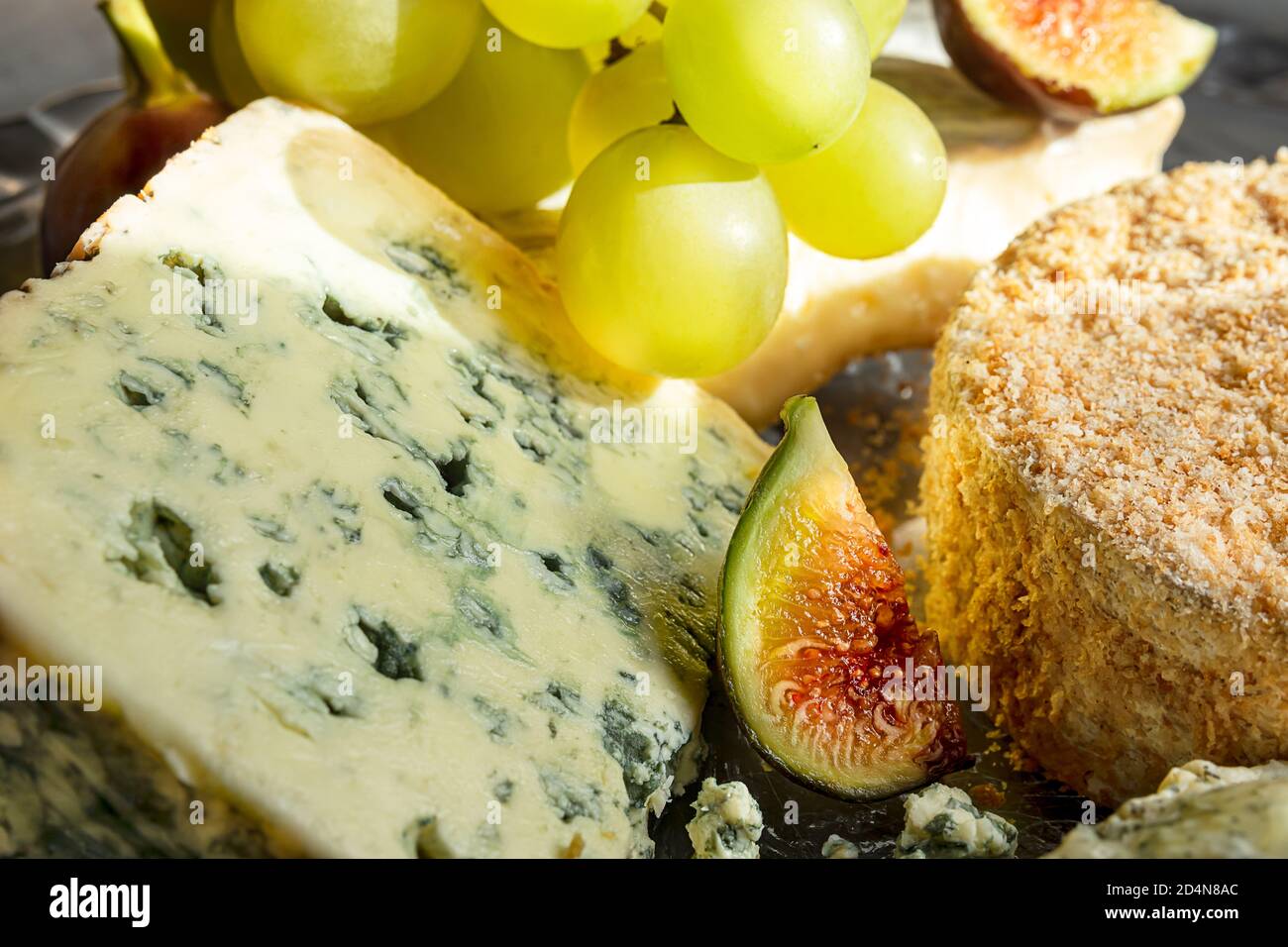 Camembert et roquefort avec des raisins et des figues en gros plan Banque D'Images