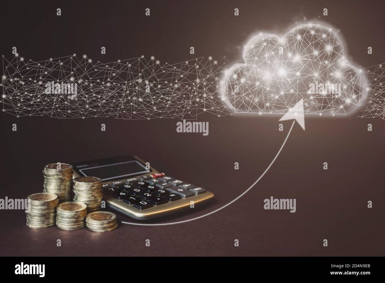 Pièces de monnaie pile et calculatrice sur fond marron avec faible nuage de poly. Concept d'économie d'argent, financier. Épargne argent et revenu idées de placement et Banque D'Images