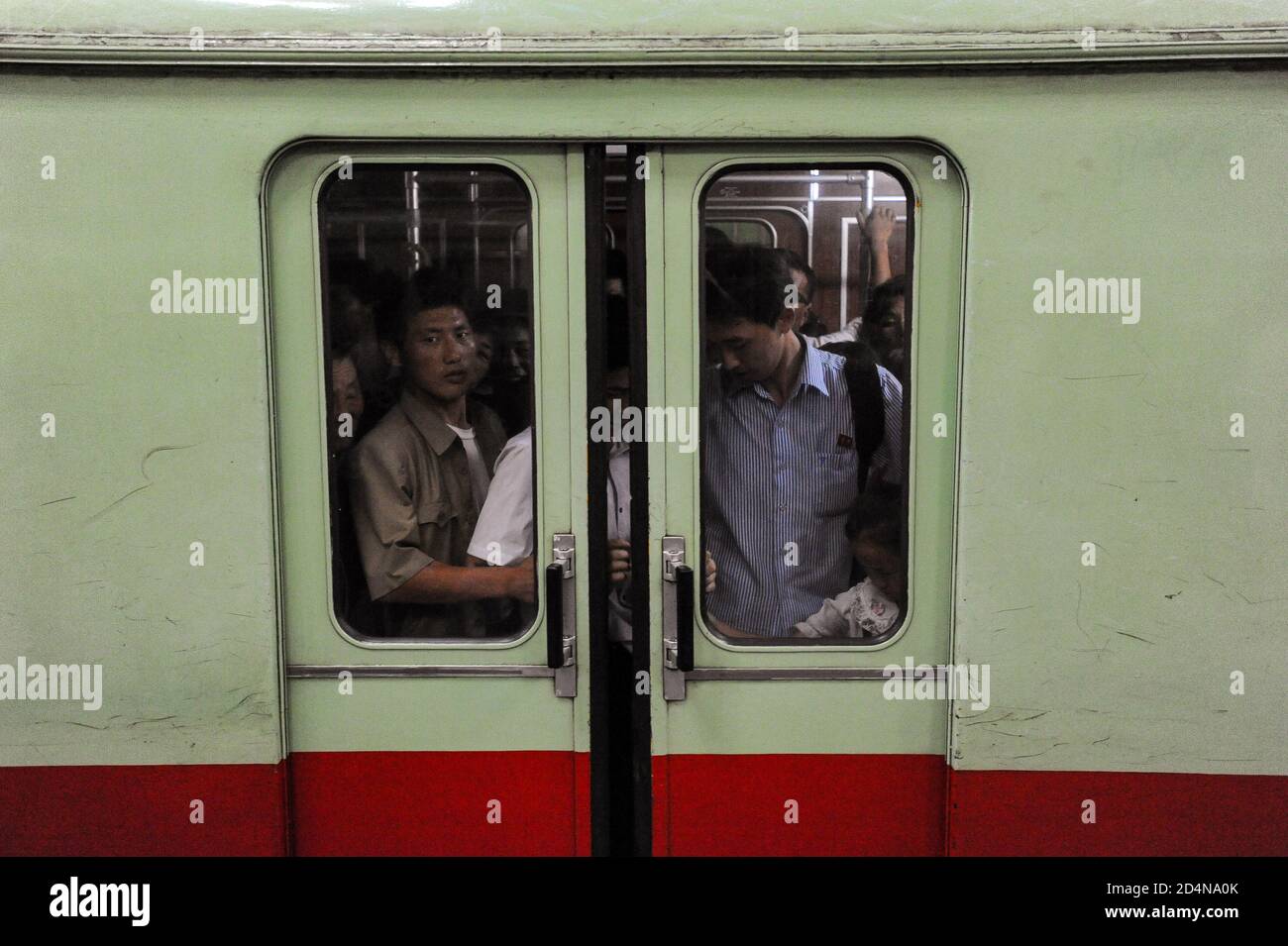 09.08.2012, Pyongyang, Corée du Nord, Asie - les personnes qui se déplacent attendent pour le trajet à l'intérieur d'un métro du métro Pyongyang à la station de métro. Banque D'Images