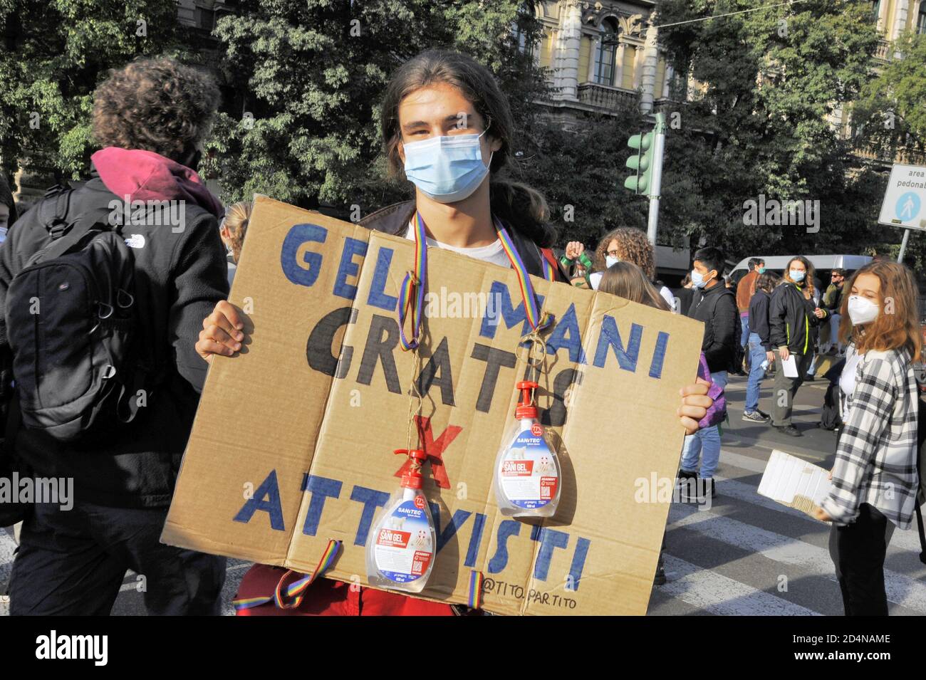 Milan (Italie), octobre 2020, les jeunes de vendredi pour l'avenir, après l'interruption due à l'épidémie de Covid 19, retournent dans les rues pour protester contre le changement climatique, en essayant de respecter les mesures de sécurité heuristiques. Banque D'Images