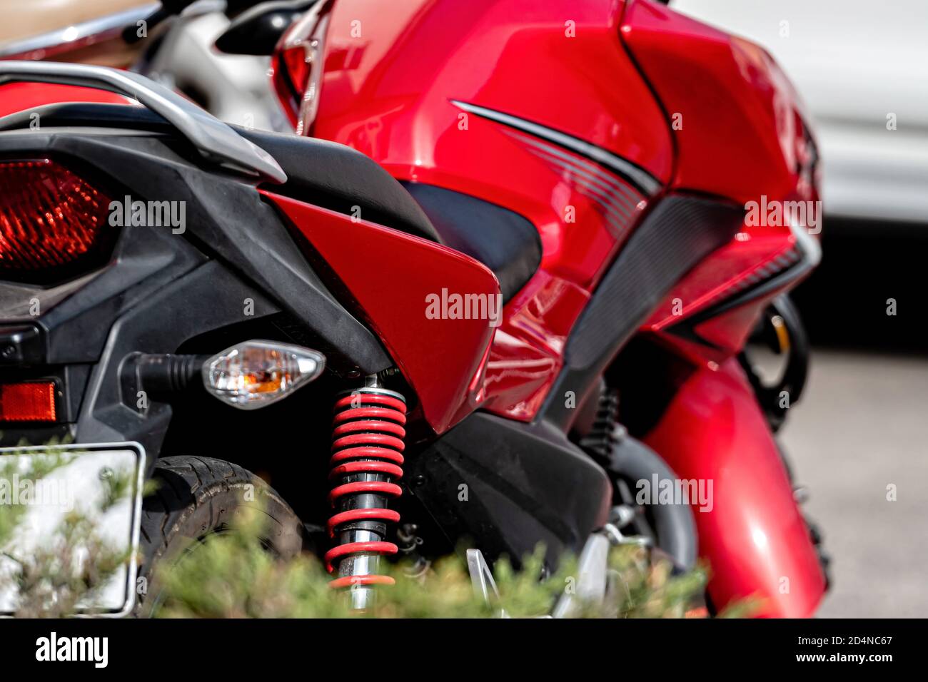 gros plan de moto red modern, mise au point sélective, mise au point sur l'amortisseur Banque D'Images
