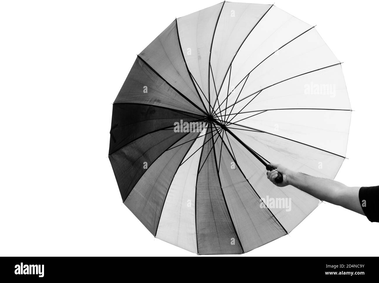 homme tenant un parapluie - noir et blanc Banque D'Images