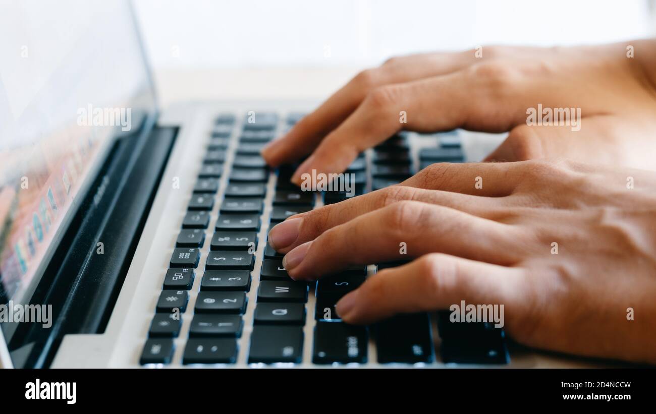 Taper sur un clavier Banque de photographies et d’images à haute ...