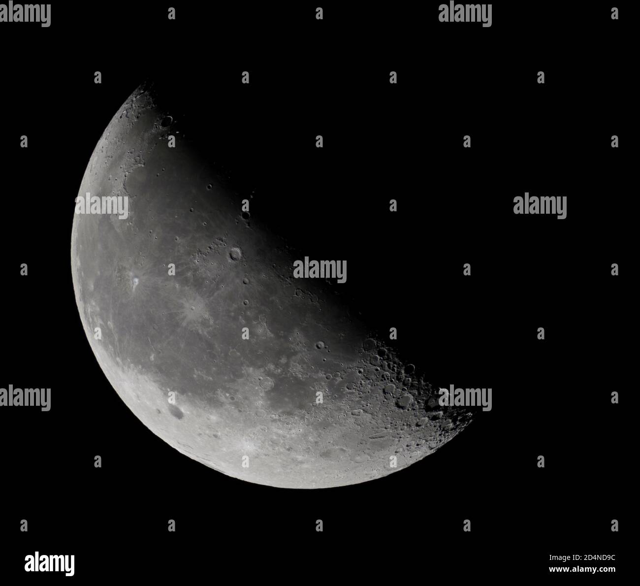 Londres, Royaume-Uni. 10 octobre 2020. Des images détaillées de la Lune sont capturées dans un ciel très clair, sans pollution lumineuse avant l'aube, et avant que les nuages ne s'enroulent après le lever du soleil. Image : le dernier quart de lune, illuminé à 45 %. Crédit : Malcolm Park/Alay Live News. Banque D'Images