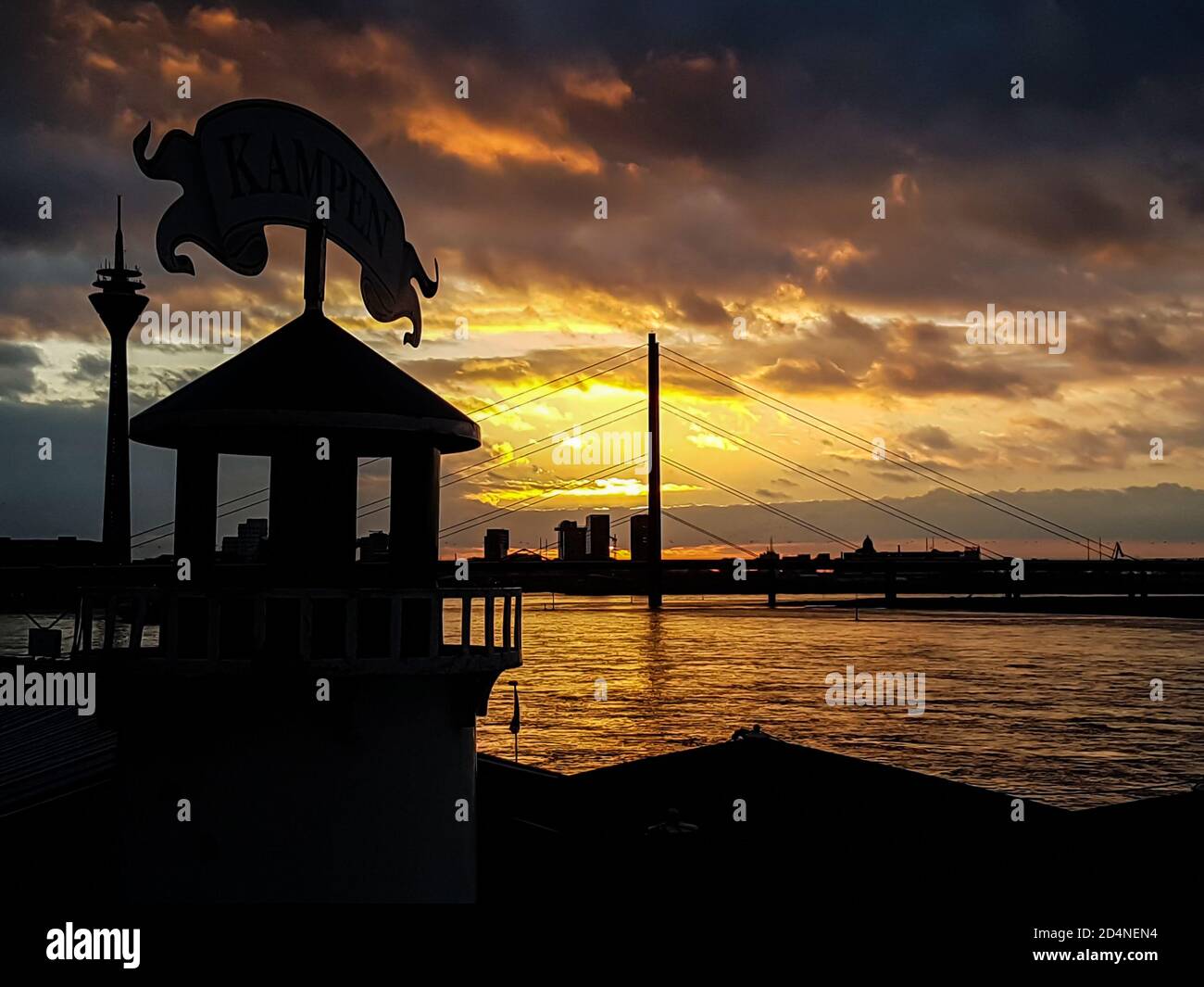 Düsseldorf / Allemagne - 2018: Incroyable coucher de soleil à Rheinuferpromenade en hiver: promenade au bord de la rivière avec un beau ciel du soir au crépuscule. Banque D'Images