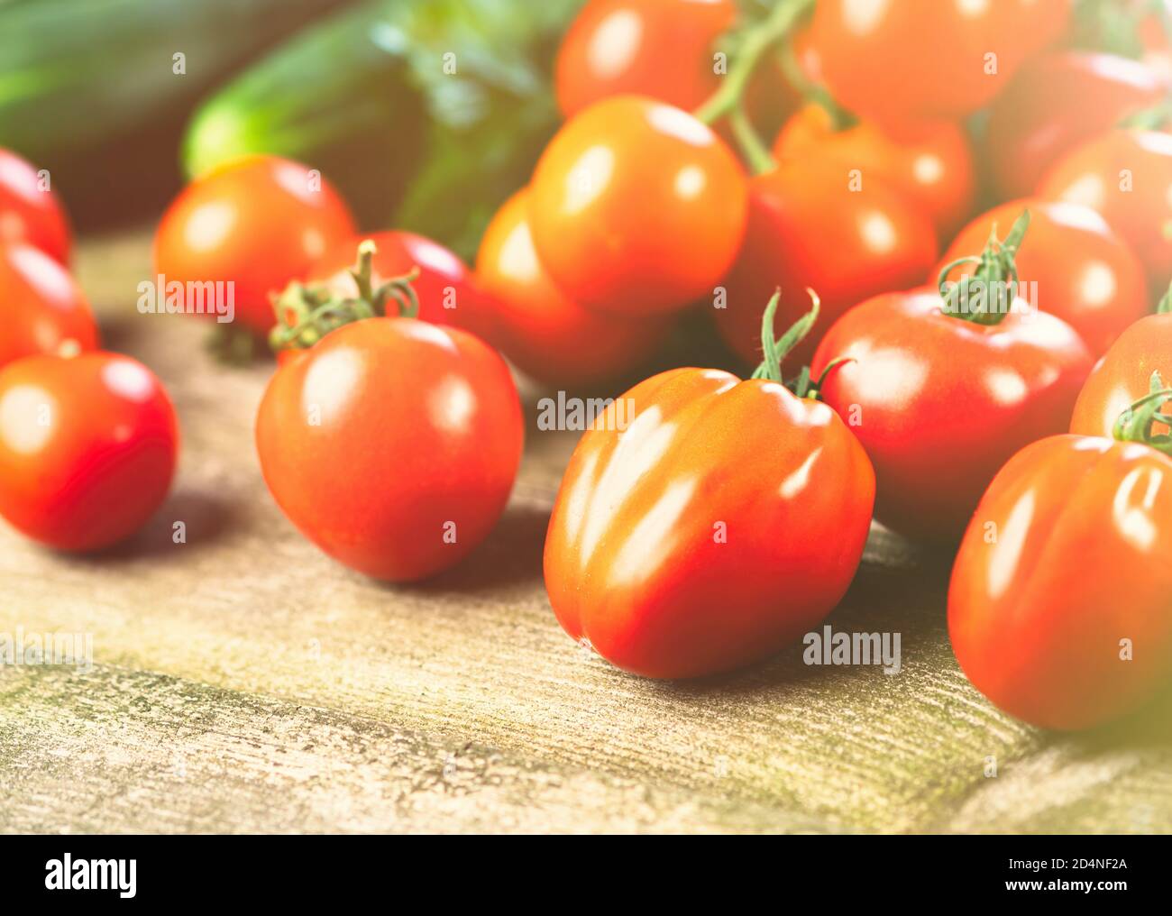 Récolte de tomates mûres fraîches sur une table en bois. Aliments biologiques sains, vitamines d'été, BIO viands, fond naturel. Banque D'Images