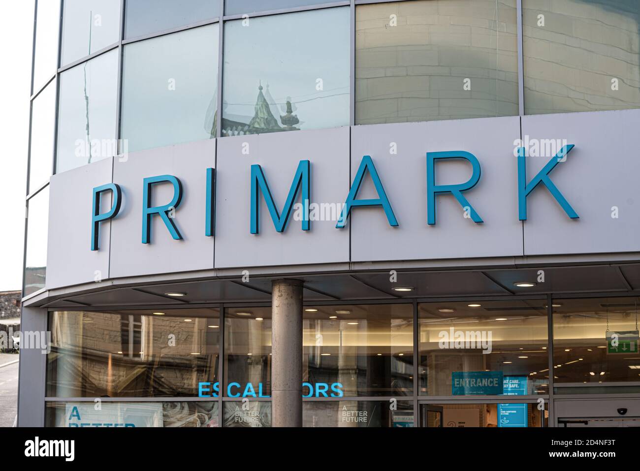 Derry, Irlande du Nord - 27 septembre 2020 : le signe du magasin Primark à Derry. Banque D'Images