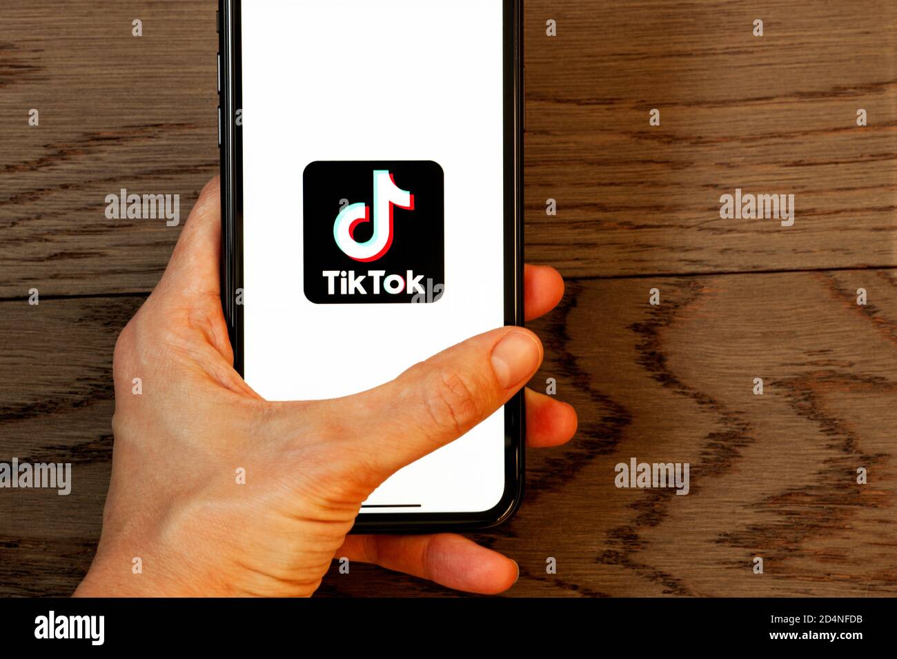 Icône de l'application TikTok sur l'écran de l'iPhone 11 d'Apple. Smartphone portable avec icône Tik Tok. Tiktok réseau social de Chine. Banque D'Images