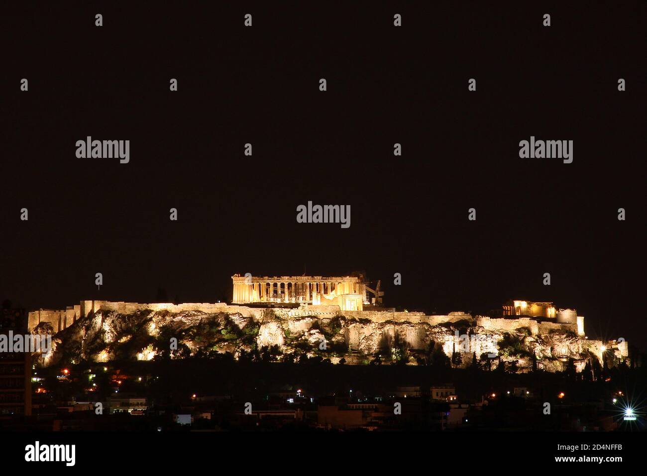 Vue nocturne de l'Acropole d'Athènes et du Parthénon depuis le nord. L'Erechtheion et le Propylaea sont également visibles. Banque D'Images