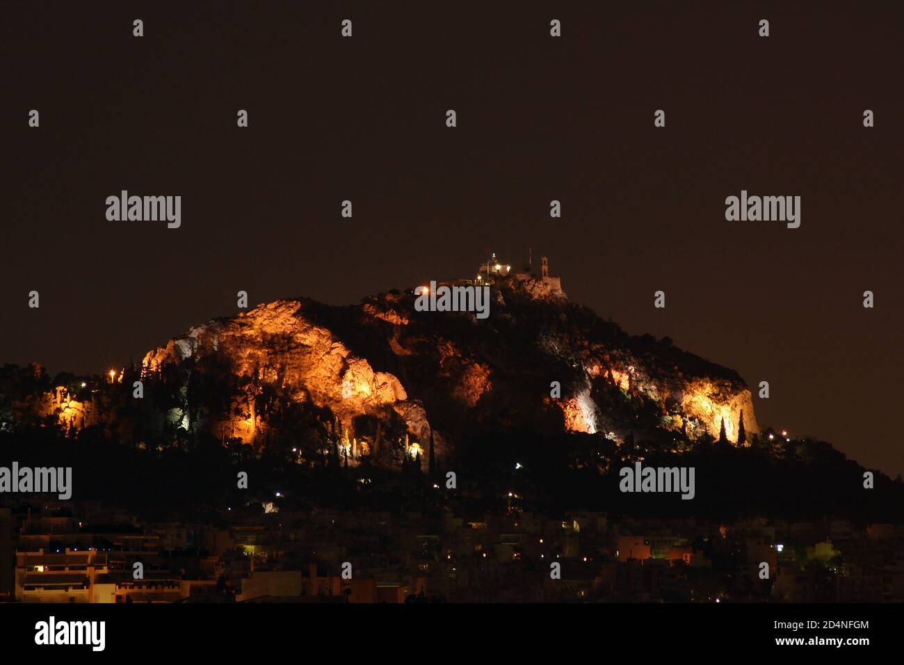 Vue de nuit sur la colline du Lycabette dans le centre d'Athènes, Grèce Banque D'Images