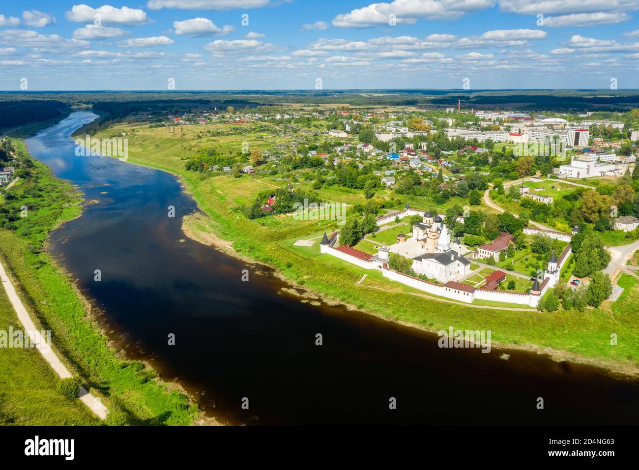 Une vue depuis une hauteur de la ville de Staritsa Et le monastère de la Sainte Dormition sur les rives du Rivière Volga Banque D'Images