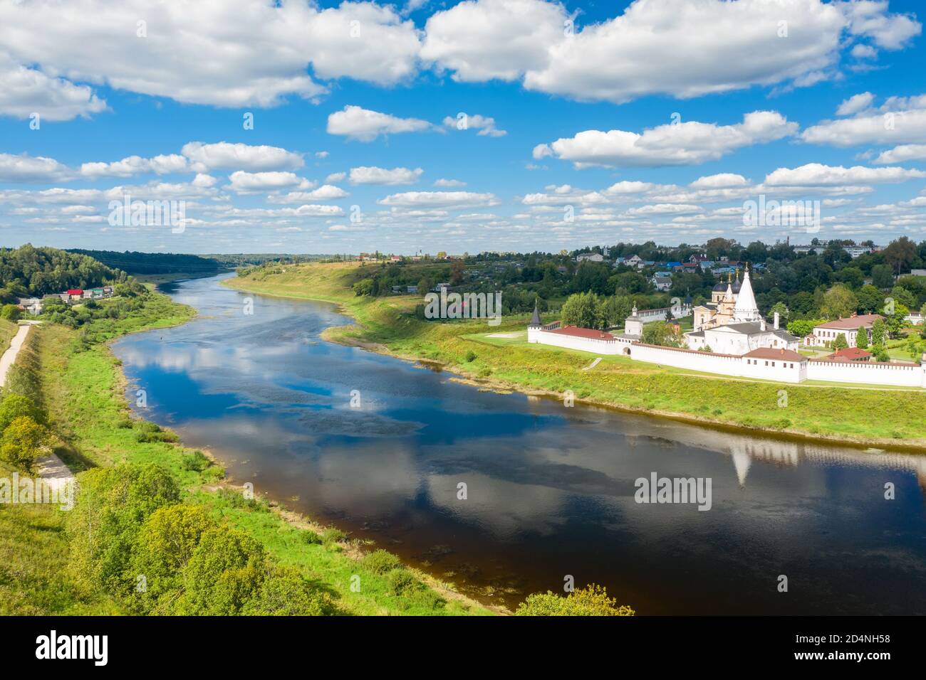 Une vue depuis une hauteur de la ville de Staritsa Et le monastère de la Sainte Dormition sur les rives du Rivière Volga Banque D'Images