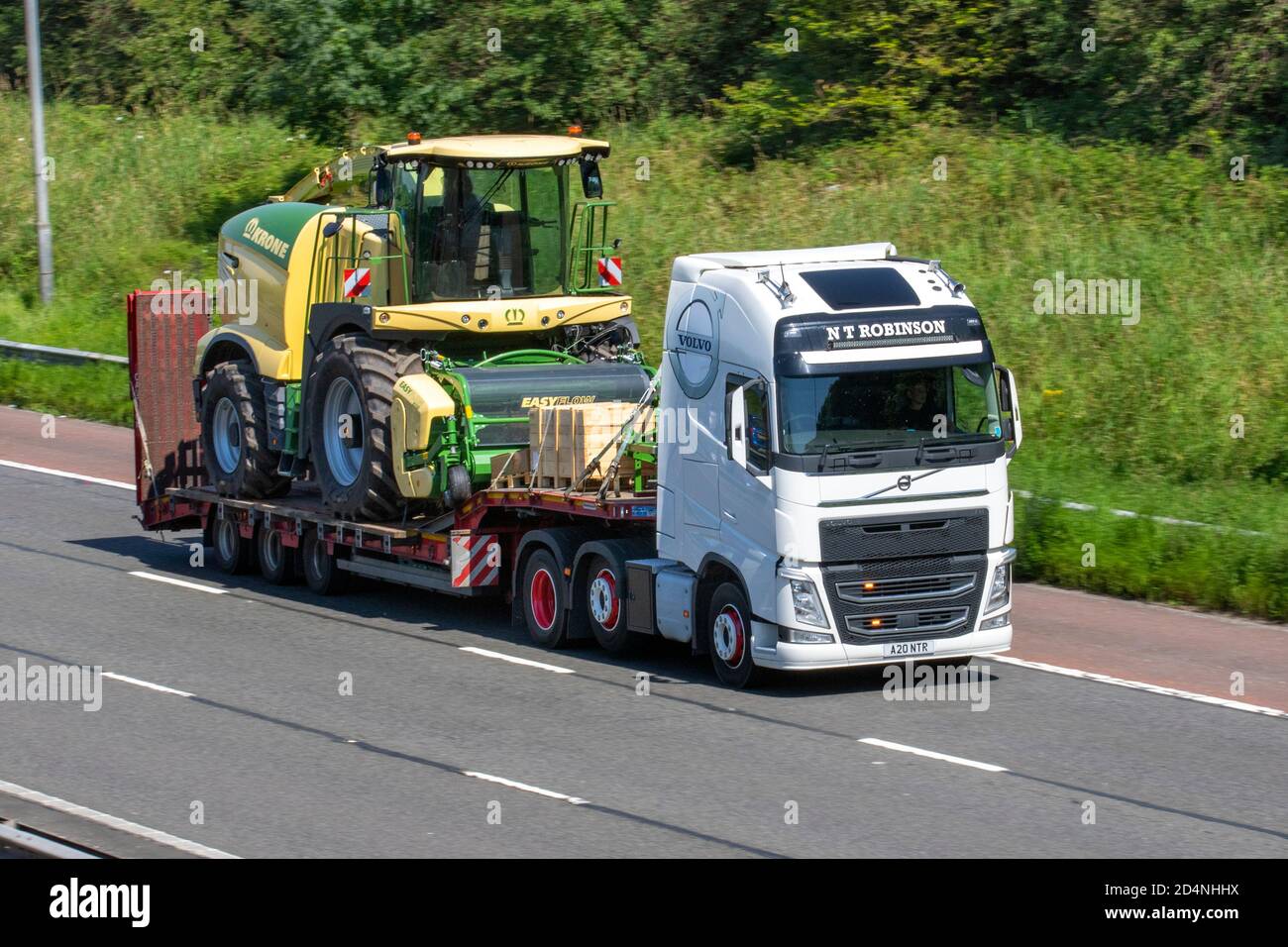 N T Robinson conduite de camions Volvo, routes du Royaume-Uni, véhicules plus lourds (LHV), prolongateur Kässbohrer Lowloader 3 Axle transportant des équipements agricoles Krone easyflow. Banque D'Images