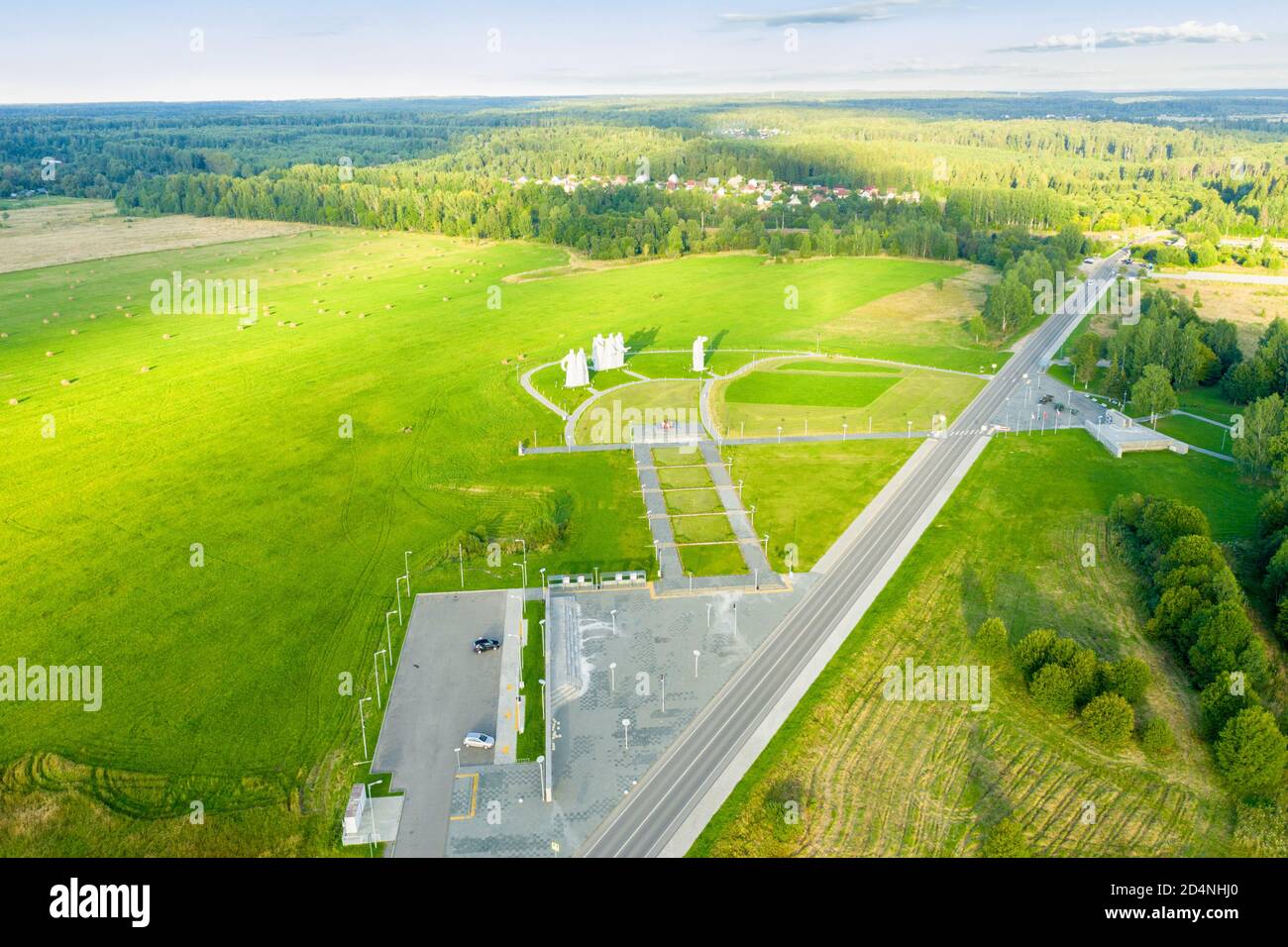 DUBOSEKOVO, région de Moscou, Russie - 20 août 2020. Vue de dessus des héros du Mémorial Panfilov dédiés à 28 soldats de l'Armée Rouge. Une grande pierre s Banque D'Images