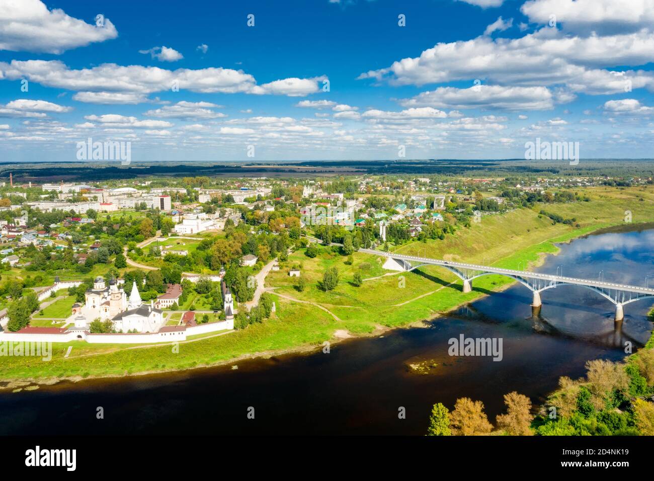 Une vue depuis une hauteur de la ville de Staritsa Et le monastère de la Sainte Dormition sur les rives du Rivière Volga Banque D'Images