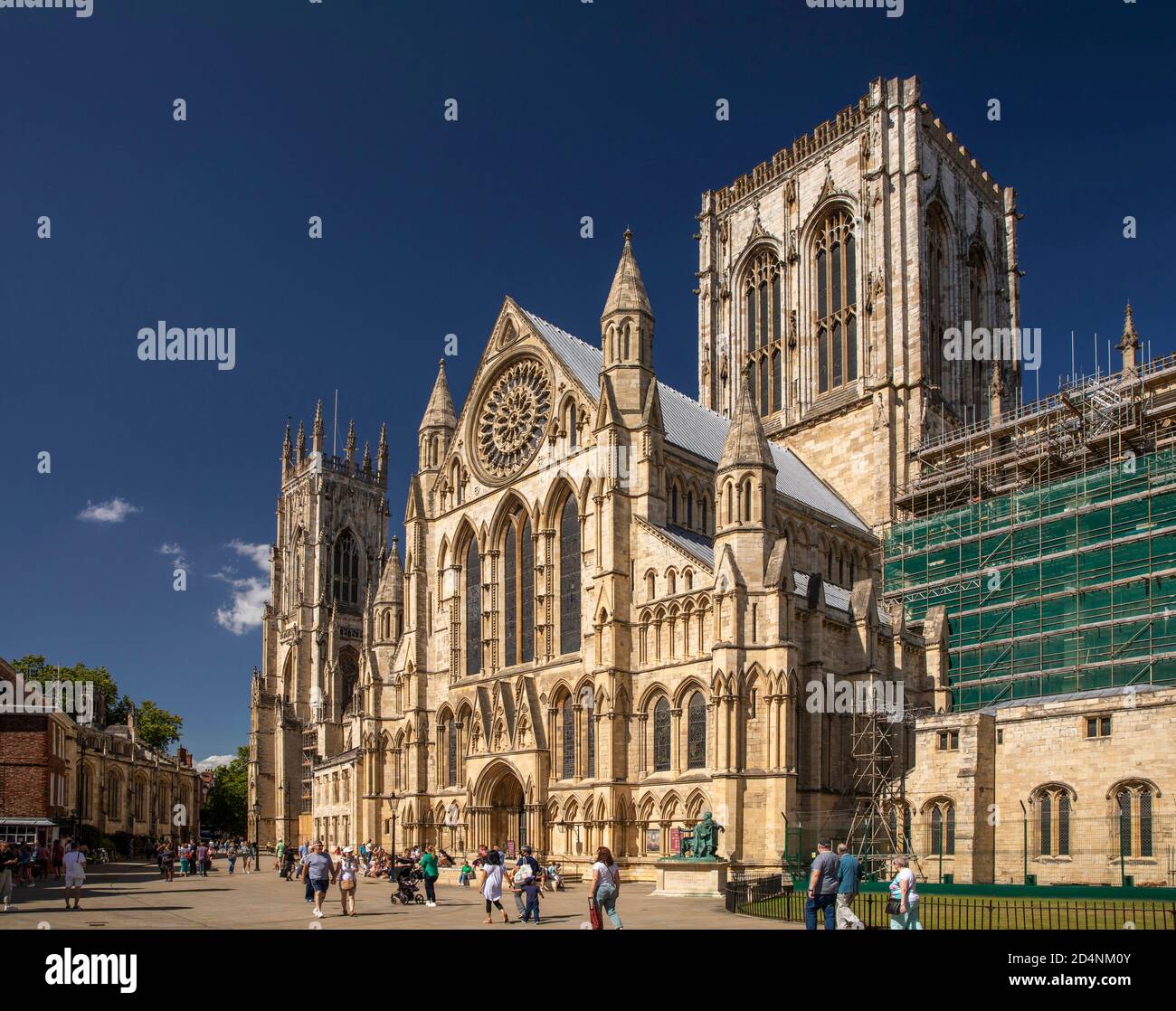 Royaume-Uni, Angleterre, Yorkshire, York Minster, les visiteurs en dehors du Sud transept au soleil Banque D'Images