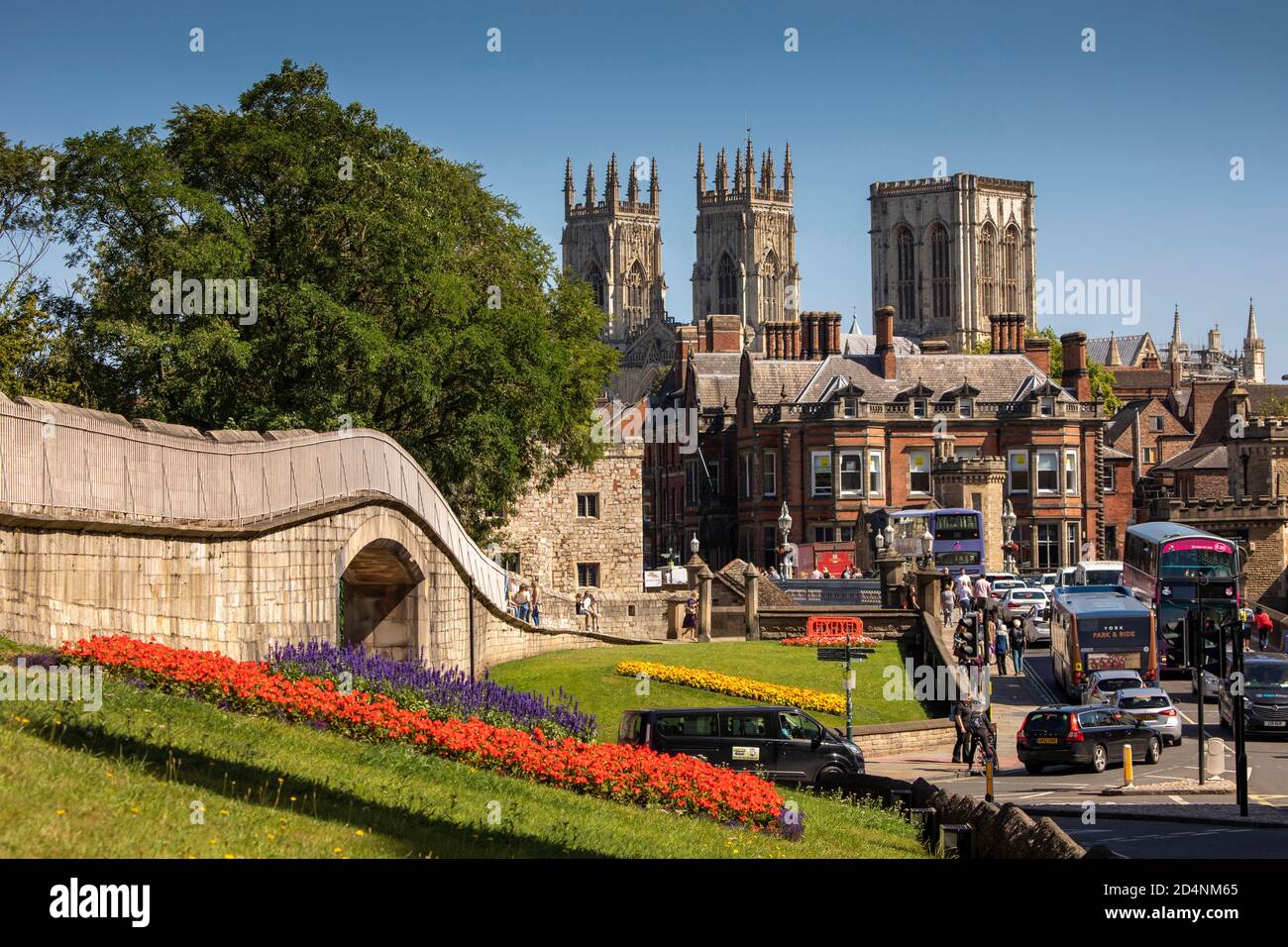 Royaume-Uni, Angleterre, Yorkshire, York, murs de la ville à War Memorial Gardens avec Minster Beyond Banque D'Images