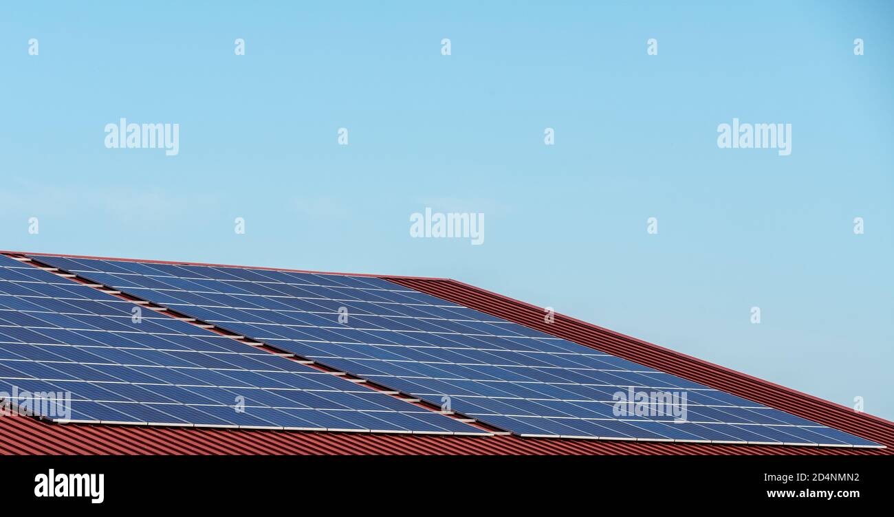 Énergie alternative avec cellules solaires sur le toit Banque D'Images