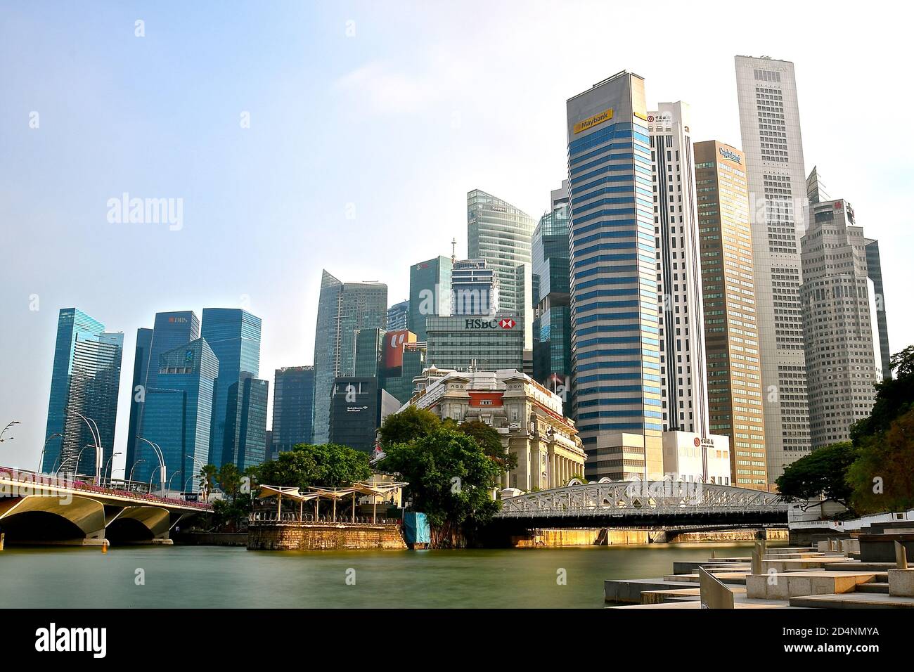 SINGAPOUR : 30 mars 2019 : paysage urbain de Singapour en direction du pont Anderson et de l'hôtel Fullerton, avec le quartier des affaires en arrière-plan. Banque D'Images