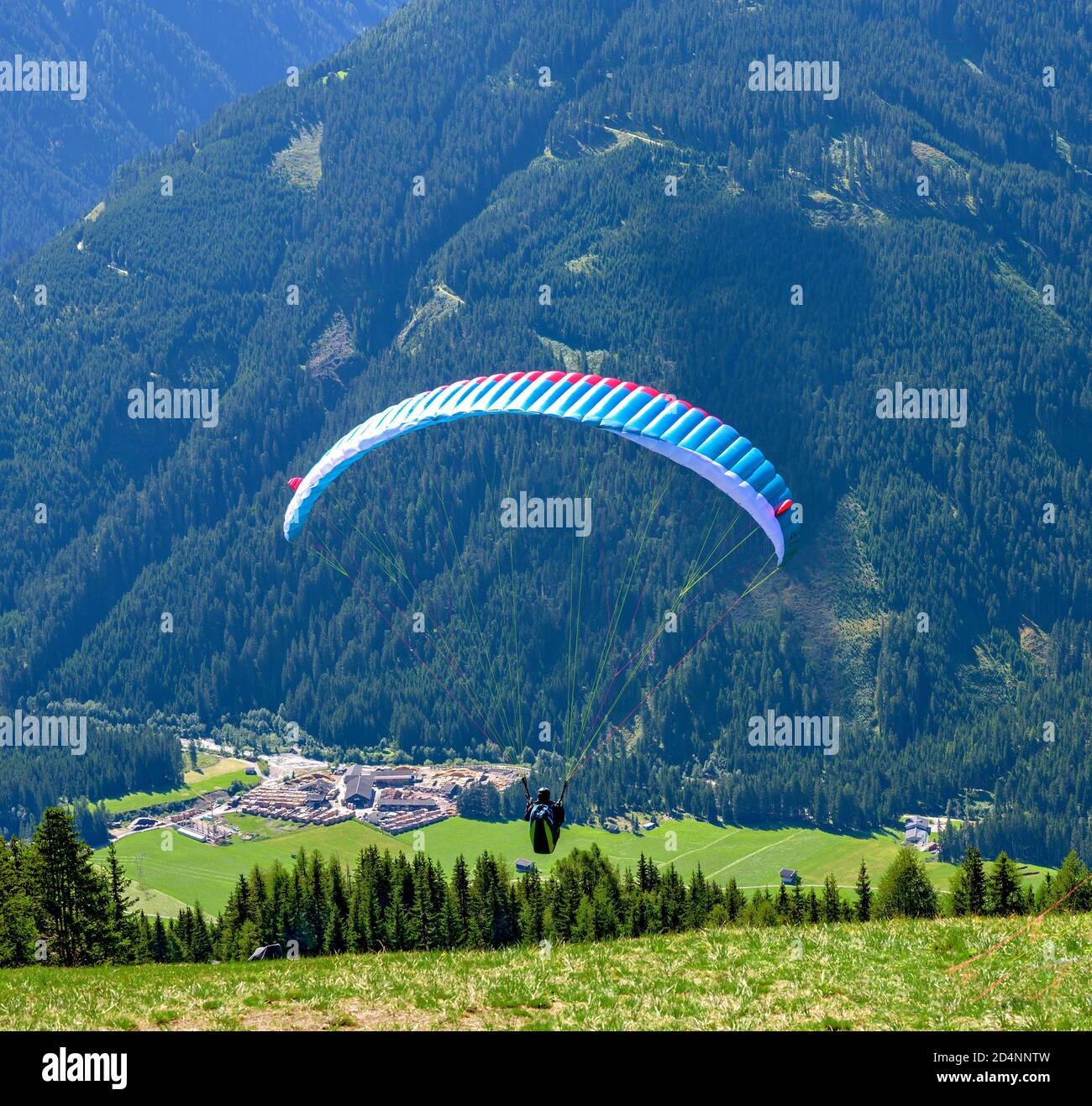 Début d'un parapente au-dessus de la vallée de Gailvalde dans le Tyrol oriental, Autriche Banque D'Images