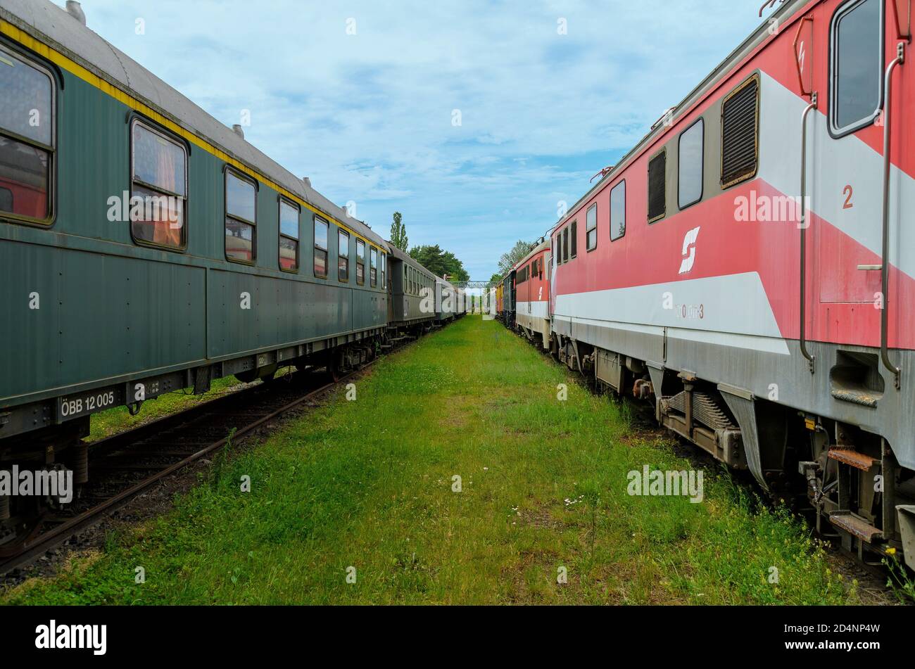 Vue entre deux rails avec des trains jusqu'à l'horizon, Autriche Banque D'Images
