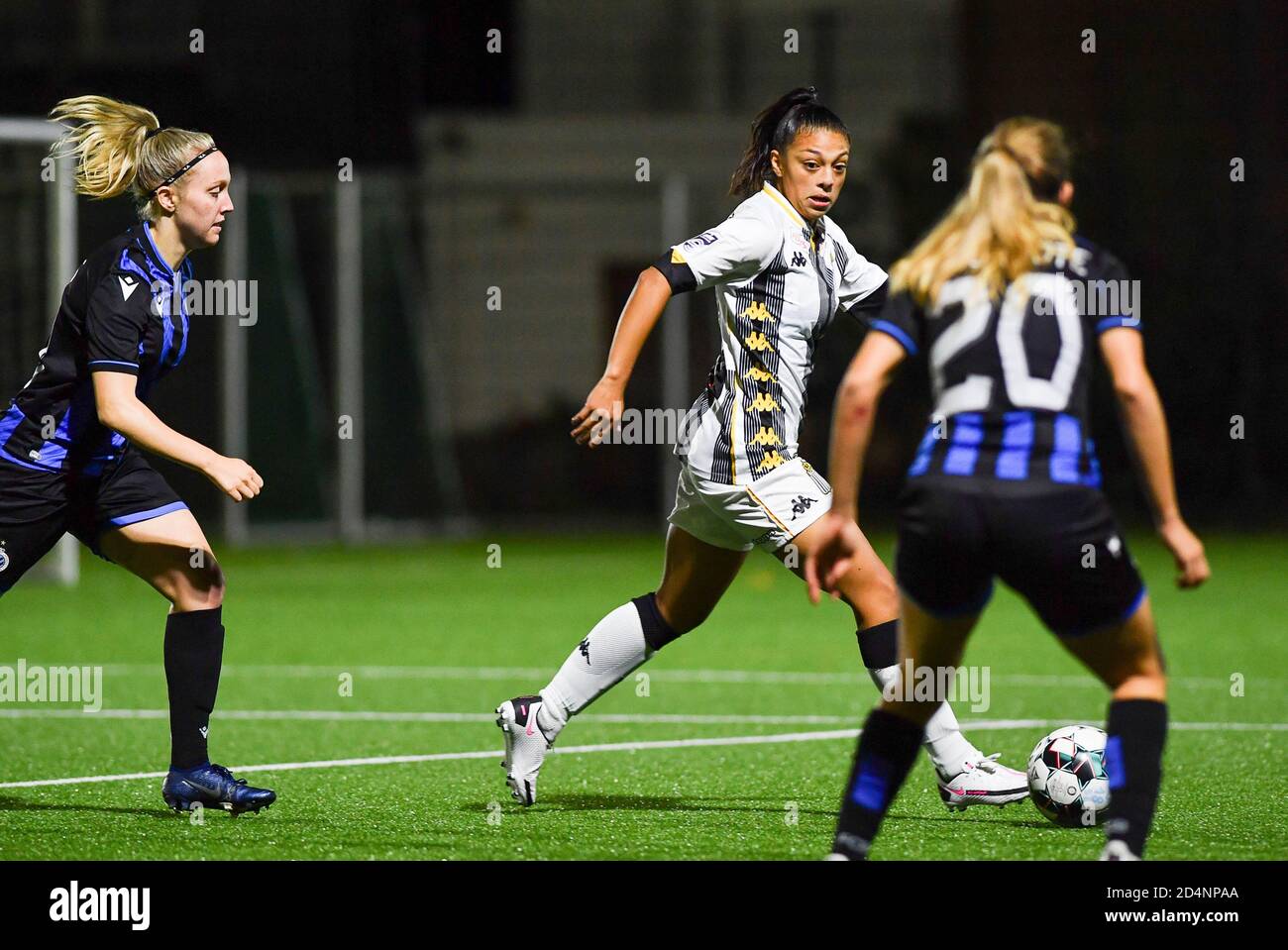 Marcinelle, Belgique. Le 09e octobre 2020. La défenseuse Jessica Valdebenito Silva de Sporting Charleroi photographiée devant les fusils Celien de Bruges (à gauche) lors d'un match de football féminin entre Sporting Charleroi et Club Brugge YLA le quatrième jour de match de la saison 2020 - 2021 de la Super League Belge Scooore Womens, vendredi 9 octobre 2020 à Marcinelle, Belgique . PHOTO SPORTPIX.BE | SPP | DAVID CATRY David Catry | Sportpix.be | SPP Credit: SPP Sport Press photo. /Alamy Live News Banque D'Images