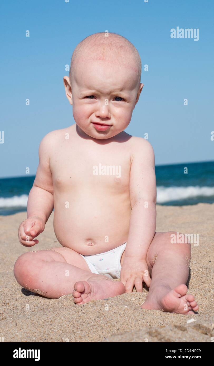 Baby girl sur la plage Banque D'Images