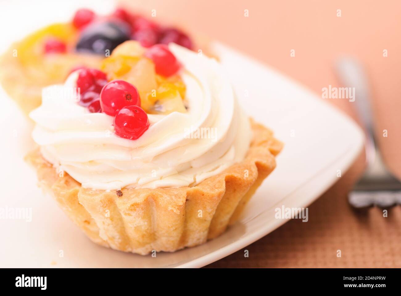 Gâteau avec baies et fruits Banque D'Images