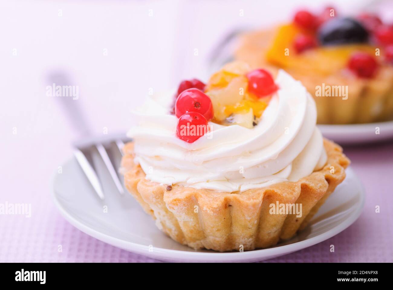 Gâteau avec baies et fruits Banque D'Images