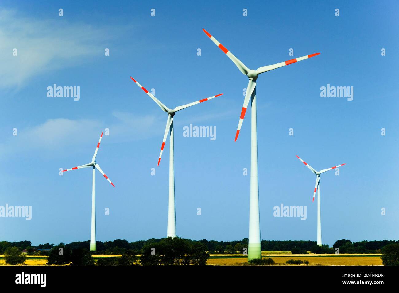 Éoliennes générant de l'électricité contre un ciel bleu clair. Économie d'énergie. Banque D'Images
