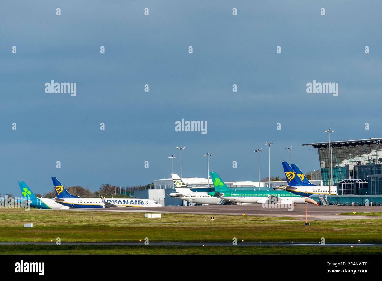 Cork, Irlande. 10 octobre 2020. Les avions AER Lingus et Ryanair sont redondants sur le tarmac de l'aéroport de Cork, les restrictions de niveau 3 de l'Irlande frappant fortement les voyages internationaux. A partir du lundi 12 octobre, le gouvernement a déclaré qu'il n'y aura pas de pays étrangers sur la liste verte de voyage, ce qui signifie que quiconque vole en Irlande devra s'auto-isoler pendant 14 jours. La prochaine revue aura lieu le 15 octobre. Crédit : AG News/Alay Live News Banque D'Images