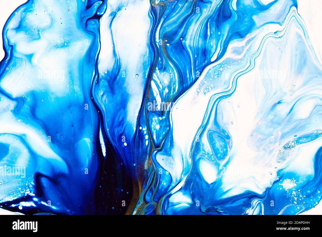 Verser de la couleur acrylique. Arrière-plan abctract bleu blanc tracé à la main Banque D'Images Verser de la couleur acrylique. Arrière-plan abctract bleu blanc tracé à la main Banque D'Images