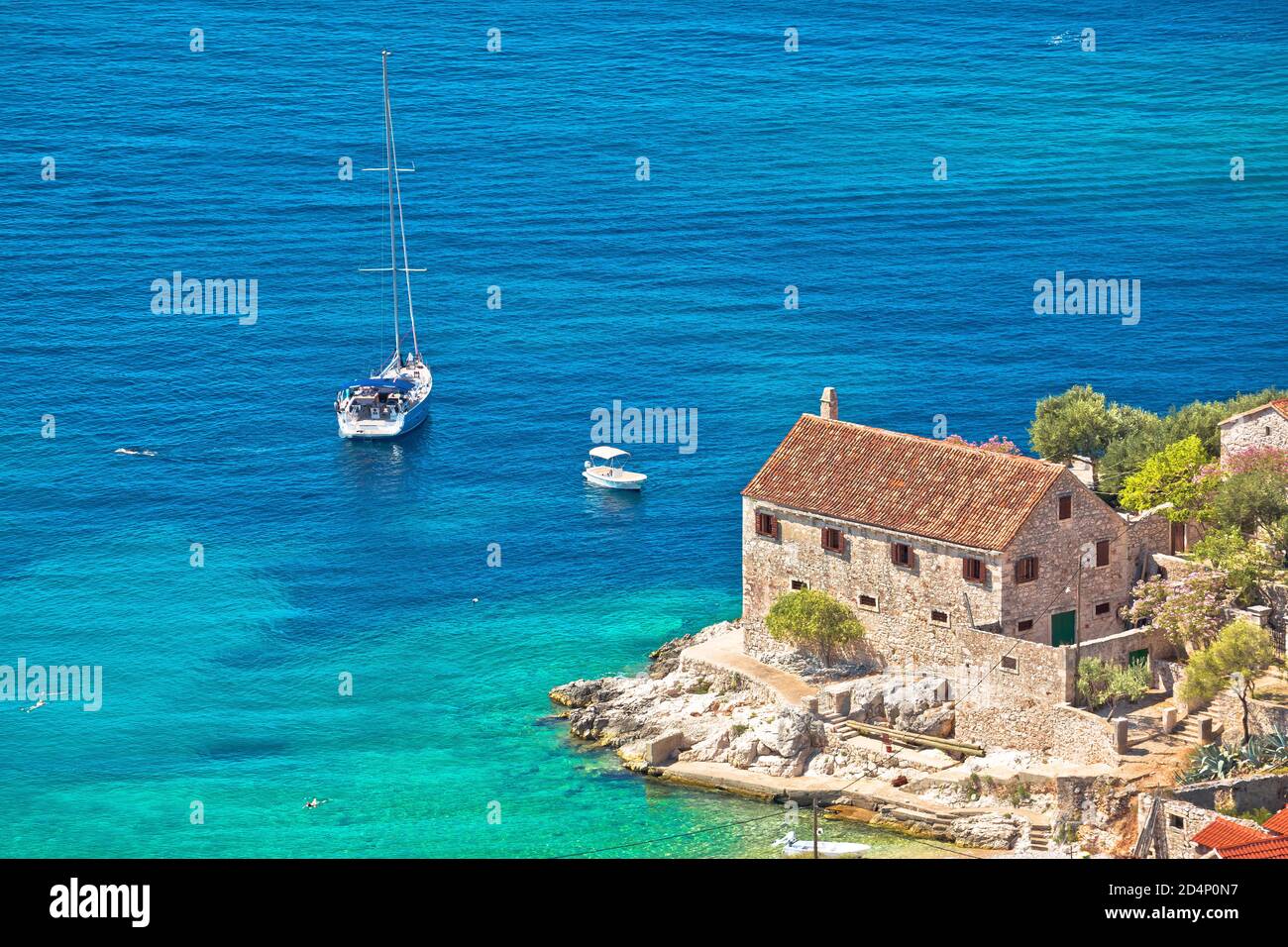 Voile dans la crique cachée de Dubovica sur l'île de Hvar vue aérienne, archipel de Dalmatie en Croatie Banque D'Images