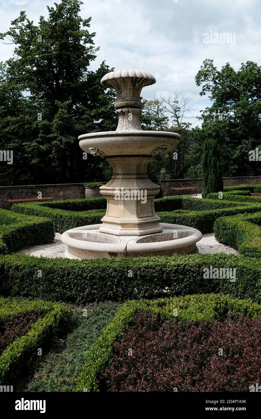 Walbrzych, Pologne - 18 juillet 2020 : jardins en terrasse du château de Ksiaz, le plus grand château de la Silésie. Banque D'Images