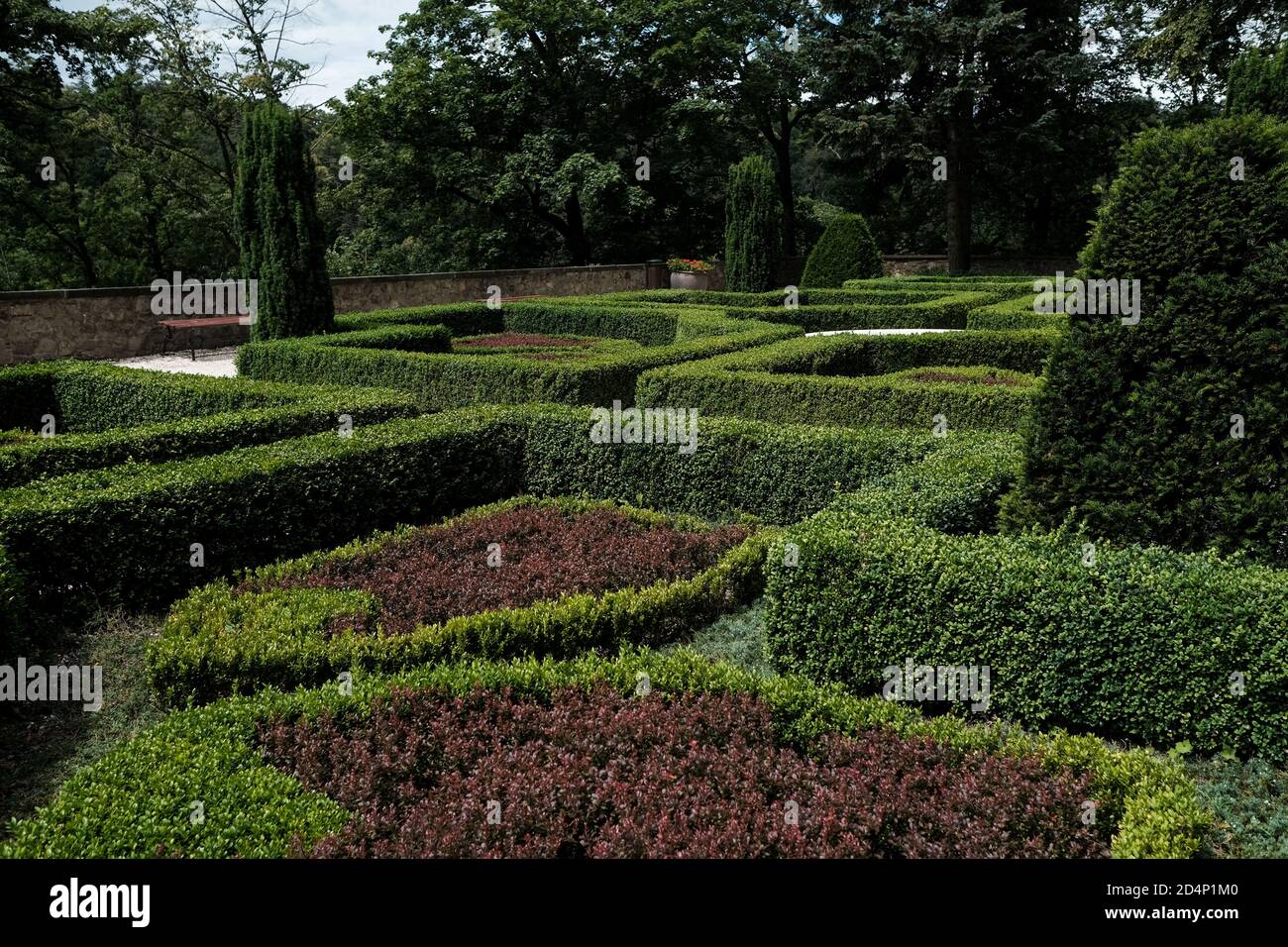 Walbrzych, Pologne - 18 juillet 2020 : jardins en terrasse du château de Ksiaz, le plus grand château de la Silésie. Banque D'Images