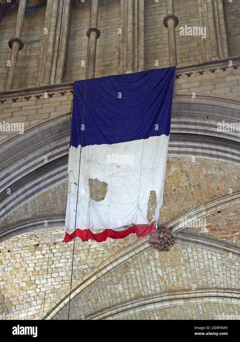 Un Drapeau Français Hissé Sur Le Clocher De La Cathédrale De Rouen