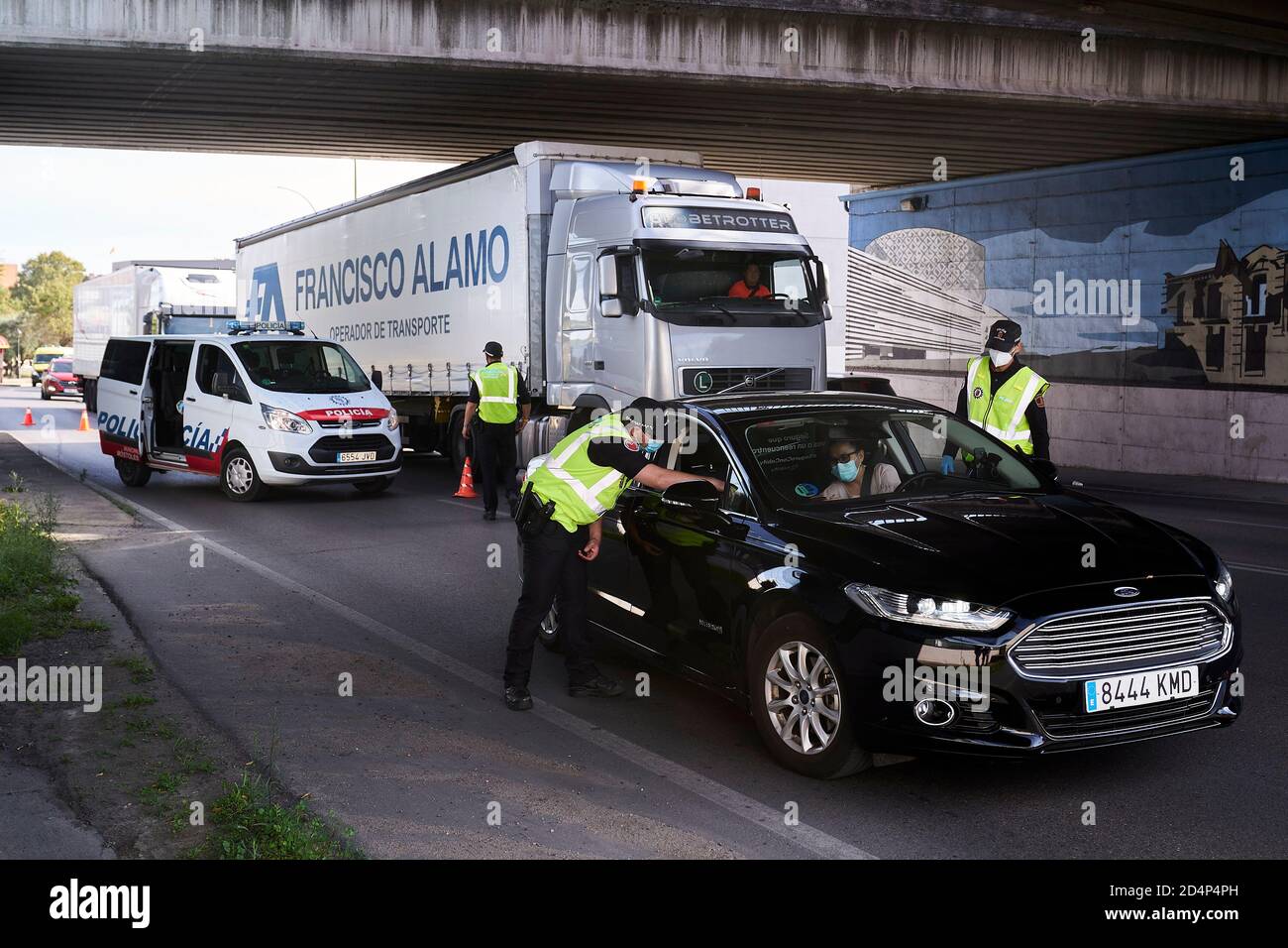 Des policiers demandant la documentation d'un conducteur à un contrôle routier à la sortie de Mostoles.le gouvernement espagnol a déclaré l'état d'alarme après l'échec des négociations avec le gouvernement de la Communauté de Madrid, Cet état d'alarme est donc le moyen de réduire la transmission du virus à Madrid, fermant 10 municipalités de la région. Banque D'Images