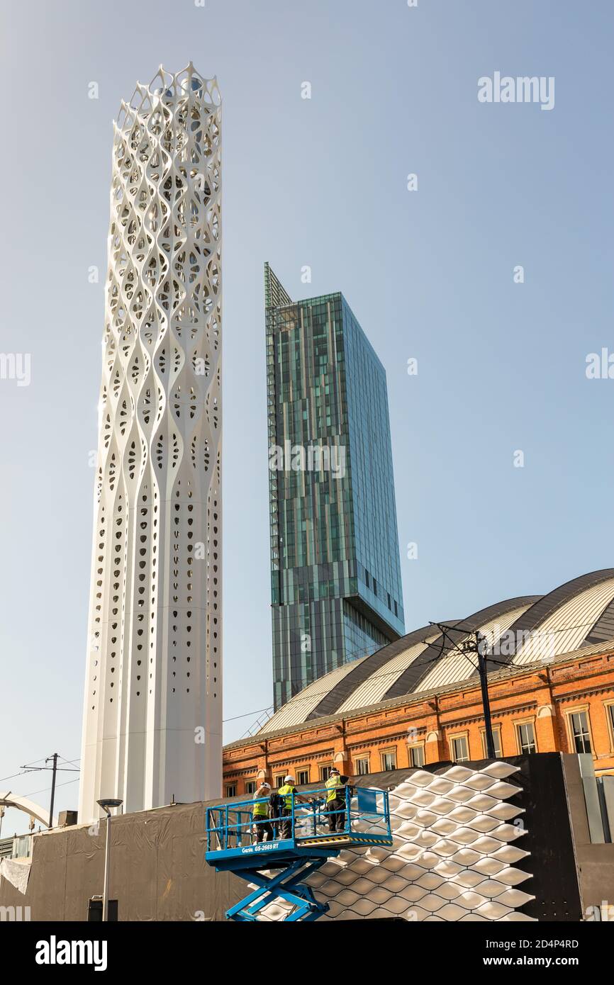 L'imposante structure de la cheminée de l'installation biomimétique de 40 m de hauteur de Tonkin Liu dans le centre-ville de Manchester. Banque D'Images