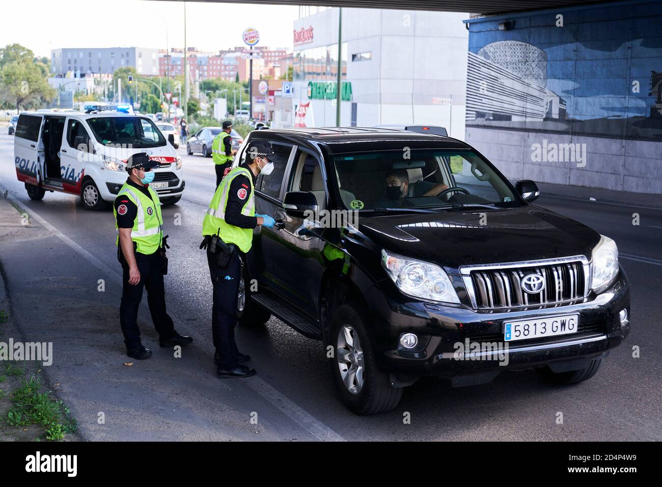 Des policiers demandant la documentation d'un conducteur à un contrôle routier à la sortie de Mostoles.le gouvernement espagnol a déclaré l'état d'alarme après l'échec des négociations avec le gouvernement de la Communauté de Madrid, Cet état d'alarme est donc le moyen de réduire la transmission du virus à Madrid, fermant 10 municipalités de la région. Banque D'Images