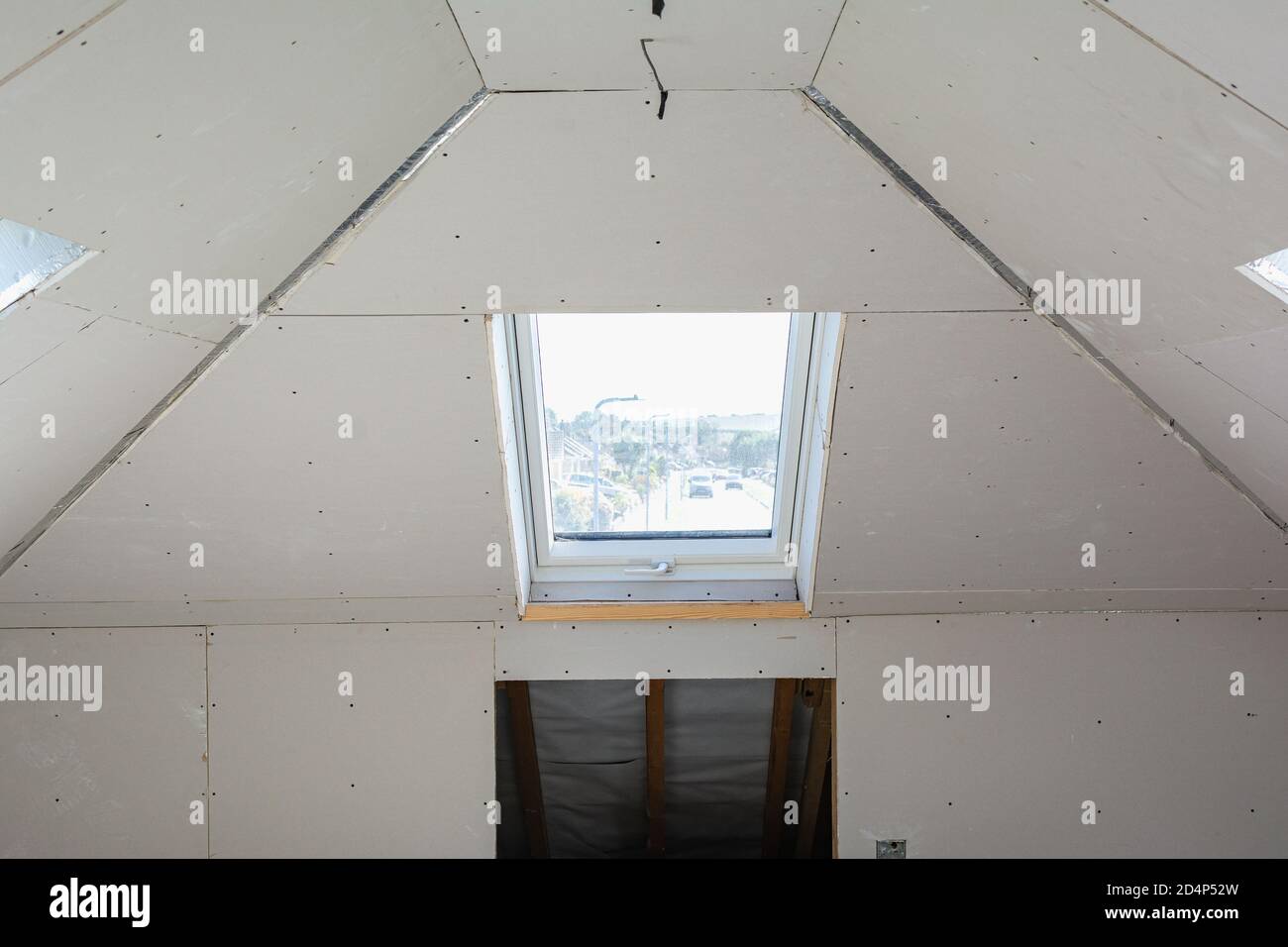 Extension de loft dans la maison, murs et plafonds en plâtre, fenêtre sur le toit Banque D'Images