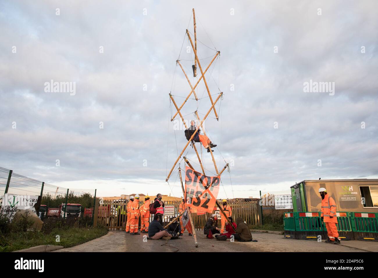 West Hyde, Royaume-Uni. 9 septembre 2020. Les activistes anti-HS2 utilisent un trépied pour bloquer l'une des entrées bloquées sur le site du portail sud du tunnel Chiltern pour la liaison ferroviaire à grande vitesse HS2. L'action de protestation, sur le site à partir duquel HS2 Ltd a l'intention de forer un tunnel de 10 miles à travers les Chilterns, A été conçu pour rappeler au Premier ministre Boris Johnson qu'il s'est engagé à éliminer la déforestation des chaînes d'approvisionnement et à fournir une protection juridique à 30% des terres britanniques pour la biodiversité d'ici 2030 lors du premier Sommet des Nations Unies sur la biodiversité le 30 septembre. Crédit : Mark Kerrison/Alamy Live News Banque D'Images